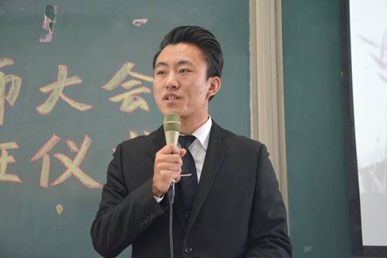 说明:20161207拜师大会图片/15级员工代表杨崇琪发言.JPG