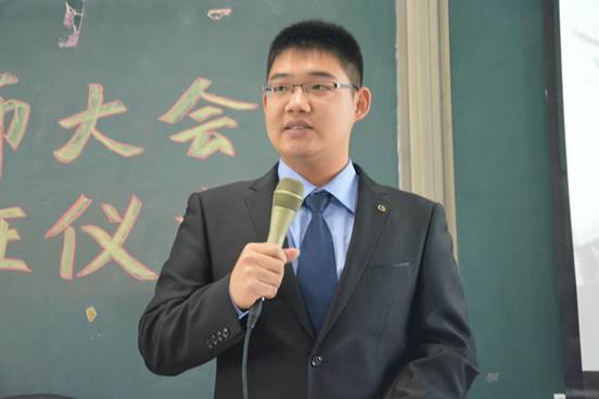 说明:20161207拜师大会图片/16级员工代表胡轶凡发言.JPG